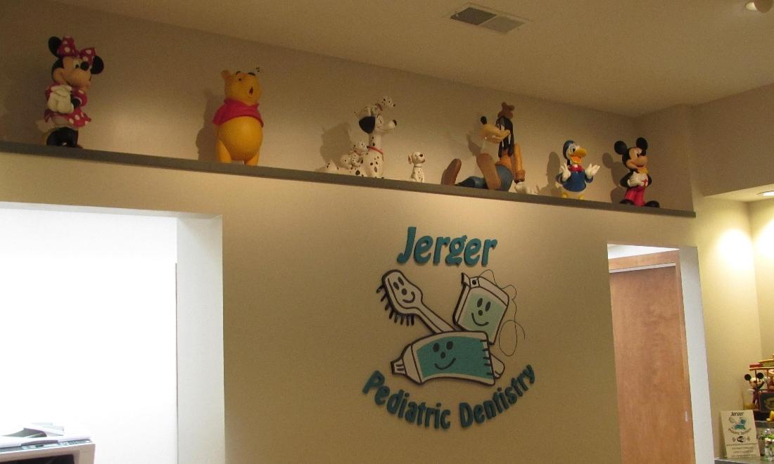 Wall with logo in dental office | Jerger Pediatric Dentistry 